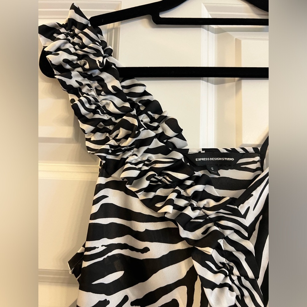 Unique, Zebra Print Express Tank-One Ruffle Shoulder-One Tank. Perfect. Small - Picture 2 of 7
